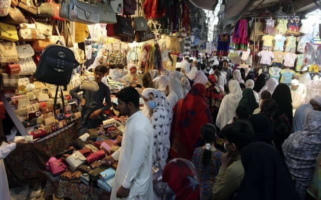 عید الفطر ایک روز باقی ، بازاروں میں خواتین کا رش لگ گیا