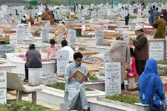  نماز عید الفطر کی ادائیگی کے بعد شہریوں نے قبرستانوں کا رخ کر لیا