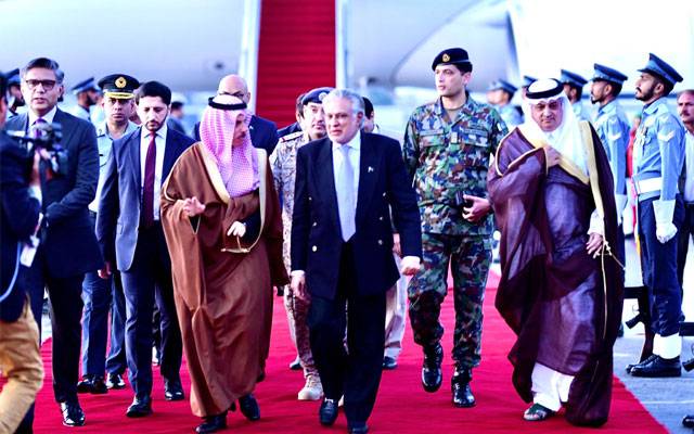 سعودی وزیر خارجہ کی پاکستان آمد، اسحاق ڈار کی جانب سے پرتپاک استقبال کیا گیا 