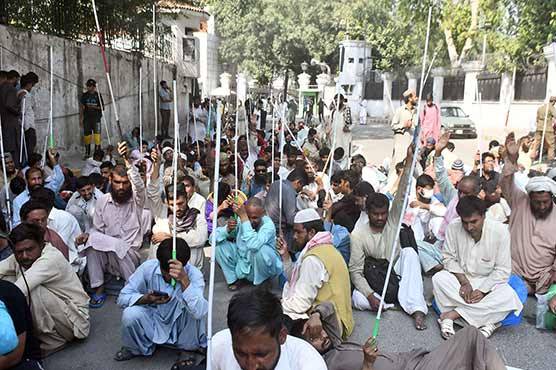 نابینا افرادکا سو ل سیکرٹریٹ کے باہراحتجاجی مظاہرہ ،روڈ بلاک