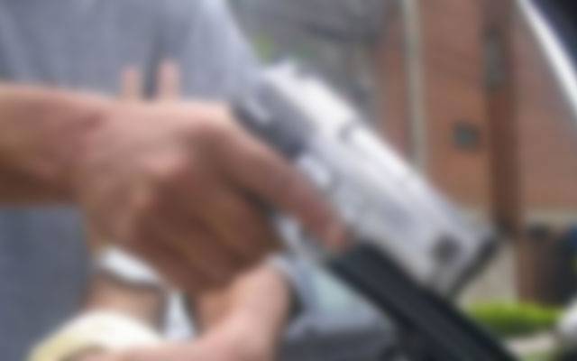 پولیس وردی میں ملبوس ڈاکو شہری سے 12 لاکھ روپے لوٹ کرفرار ہوگئے