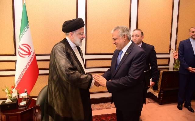 وزیرِ خارجہ اسحاق ڈار کی ایرانی صدر ڈاکٹر سید ابراہیم رئیسی سے ملاقات