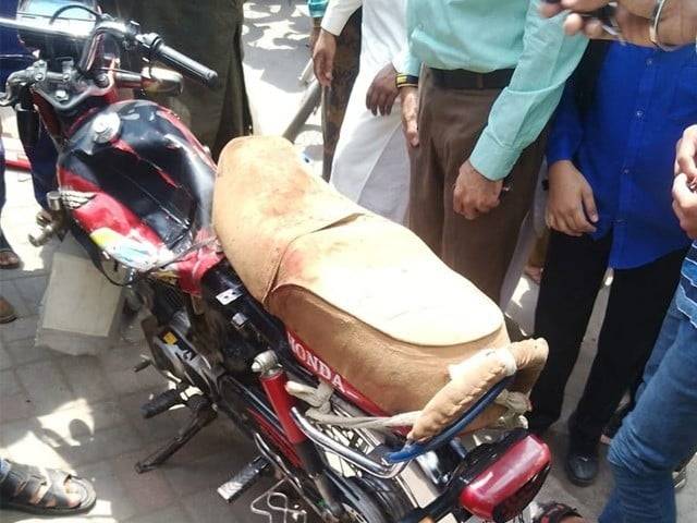 لاہور : سلنڈر لے جاتے ہوئے حادثہ، بائیک سوار جاں بحق 