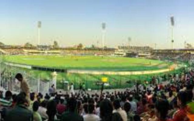 قدافی اسٹیڈیم میں رش، دوسرے شہروں سے آئے لوگوں ٹکٹیں نہ مل سکی