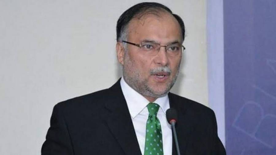 بھارت اور پاکستان کو تعلیم، کھیلوں اورصحت کے شعبے میں مقابلہ کرنا چاہیے:احسن اقبال