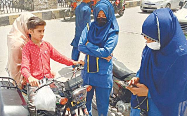 Women Traffic sargents, City42 , CTO Ammara Athar , Lahore Traffic fuss, City42 