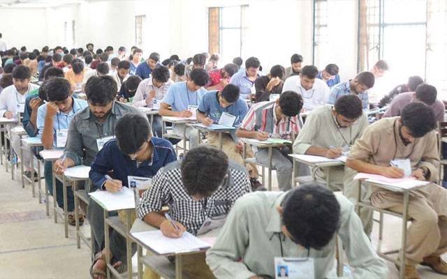 کیمسٹر ی کے پریکٹیکل میں  ایگزمینر  کے تاخیر سے پہنچنے پر طلباء پریشان،کنٹرولر امتحان کا نوٹس