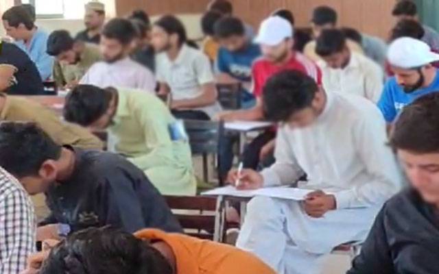  کمشنر لاہور کا کوپر روڈ کالج کے امتحانی مرکز کا دورہ