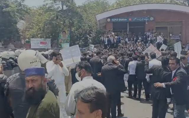  مال روڈ جی پی او چوک پر وکلا کا احتجاج ،ٹریفک کانظام درہم برہم 
