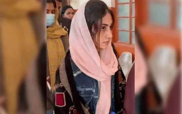 عامر لیاقت ویڈیوز لیک کیس: دانیہ شاہ کے وارنٹ گرفتاری جاری