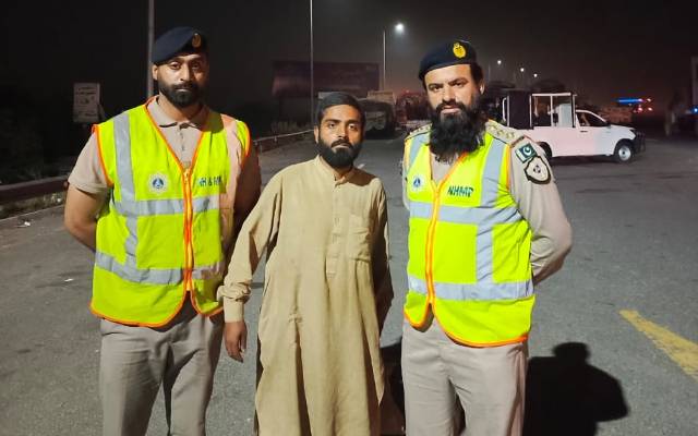  لودھراں :موٹروے پولیس نے ذہنی معذور گمشدہ شخص کواس کے گھر پہنچا دیا