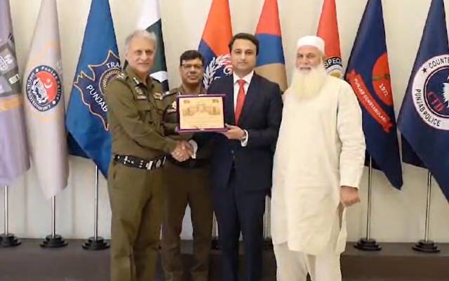 پنجاب پولیس کے سب انسپکٹرز کی سی ایس ایس میں کامیابی ، آئی جی پنجاب نے اعزازی شیلڈز سے نوازا