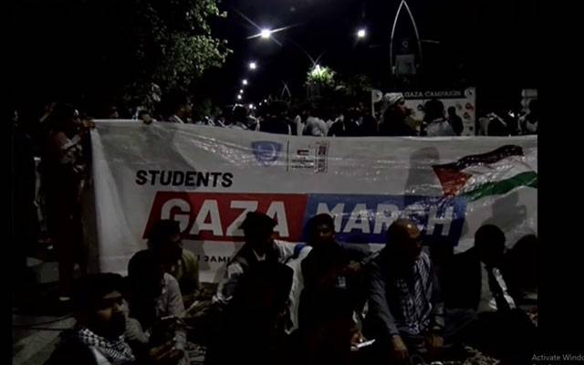 اسلام آباد میں اسلامی جمعیت طلبہ کے کارکنوں نے ریڈ زون کے قریب  دھرنا دے دیا