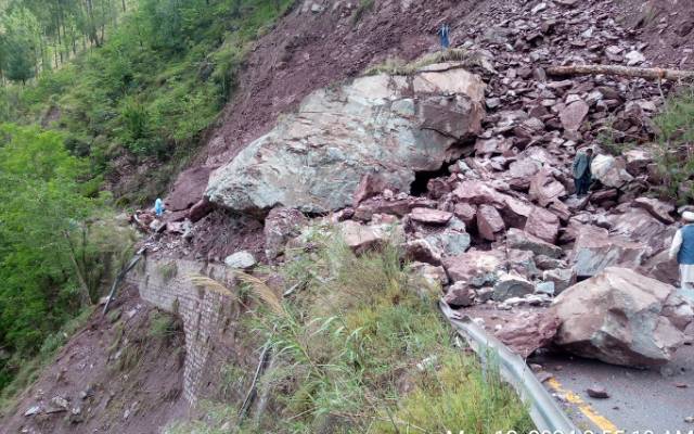  ناران روڈ لینڈ سلائیڈنگ کے باعث 10 گھنٹے سے ٹریفک کیلئےبند 