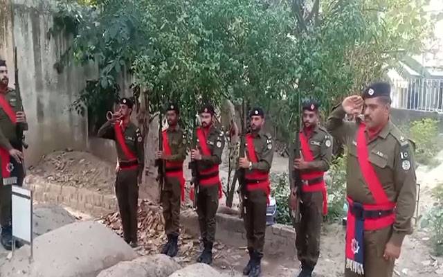 لاہور پولیس کے گارڈز کی  شہید کانسٹیبل محمد افضل کی برسی پر قبر پر حاضری