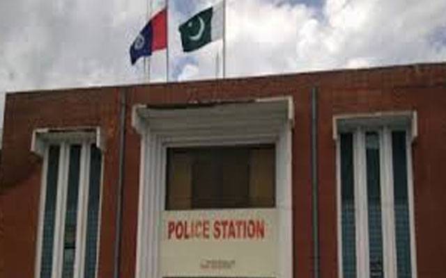 پولیس جسے چاہتی ہے پکڑ لیتی ہے،مصطفیٰ آباد تھانے کے باہر  اہل علاقہ سراپا احتجاج