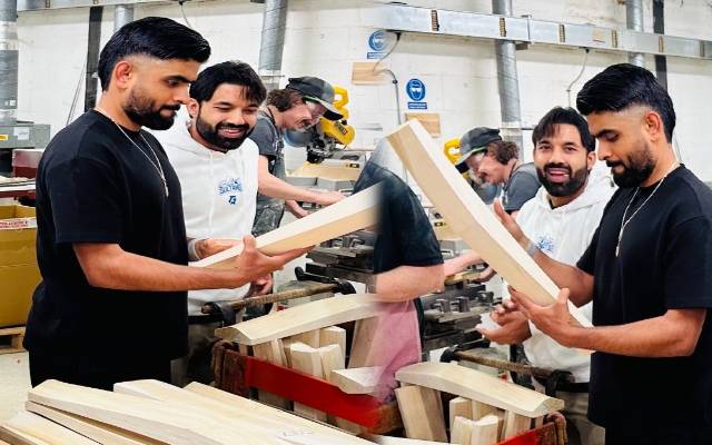 کپتان بابر اعظم اور محمد رضوان نے ورلڈ کپ سے قبل اپنی مرضی کے نئے بیٹ بنوا لئے