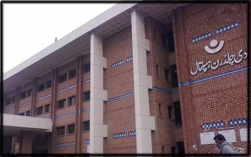 چلڈرن ہسپتال میں بچے کی ہلاکت پر جھگڑا: دو ڈاکٹروں سمیت 6 افراد زخمی