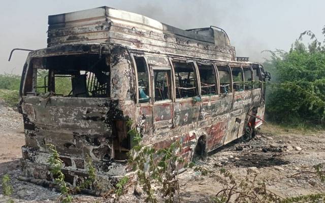 ڈی آئی خان : دہشتگردوں نے حکومت کا ساتھ دینے پر ٹرانسپورٹر کی بس جلا دی 