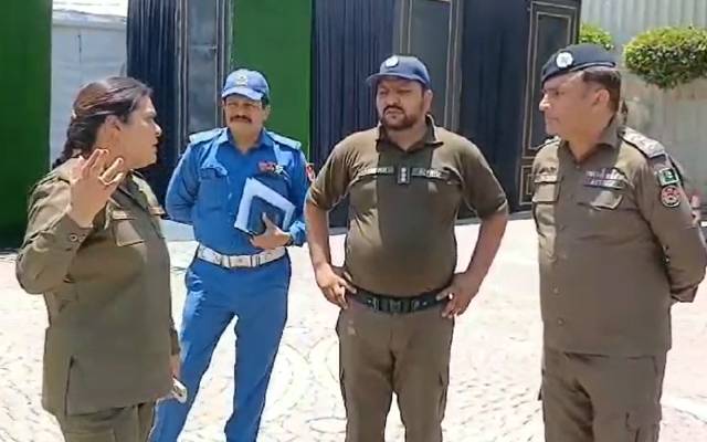 سی ٹی او لاہور کا شدید گرمی میں مختلف شاہراہوں کا دورہ، ٹریفک انتظامات کا جائزہ لیا