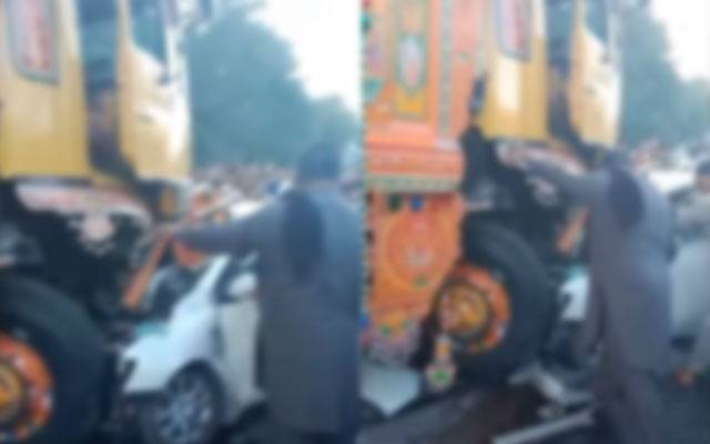  میرپور ; کار اور ٹرک میں خوفناک تصادم، 2 افراد جاں بحق