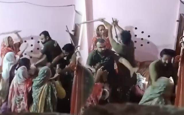  چونیاں : پولیس کا گھر میں گھس کر خواتین پر تشدد ، ویڈیو وائرل 