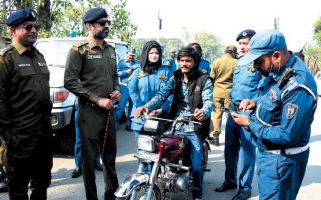رواں ماہ ٹریفک قوانین کی خلاف ورزیوں پر 97 ہزار چالان کئے گئے