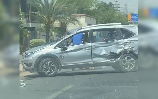لاہور: سرکاری گاڑی سگنل پر کھڑی دو گاڑیوں کو ٹکر مارکر فرار 