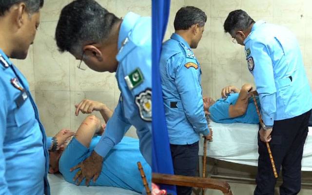 اسلام آباد پولیس کے ایس پی خواتین کو شر پسندوں سے بچاتے ہوئے خود زخمی ہو گئے
