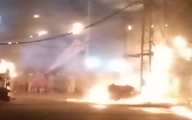 مصطفیٰ آباد:سپارکنگ کی وجہ سے ٹرانسفارمر  میں آتشزدگی ،شہری بجلی سے محروم
