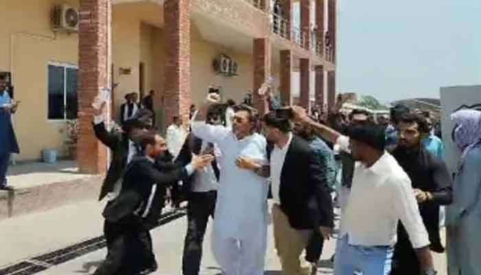 خاورمانیکا کو تھپڑ مارنے والے پی ٹی آئی وکیل کی ضمانت منظور