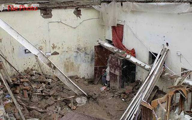  شاد باغ میں گھر کی چھت گر نے سےچار افراد زخمی ہوگئے