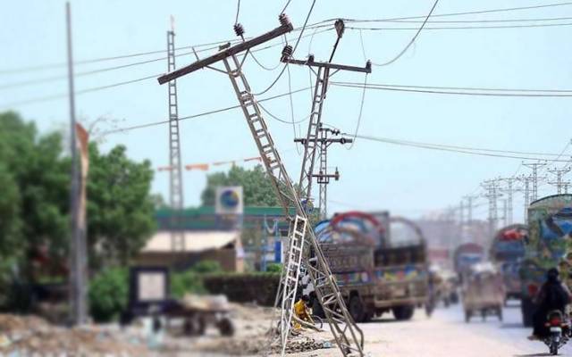 تیز آندھی کے باعث بجلی کے کھمبے گرنے کے قریب آگئے 