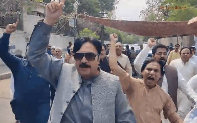 سنی اتحاد کونسل اور پاکستان تحریک انصاف کا پنجاب اسمبلی گیٹ پر احتجاجاً علامتی اجلاس