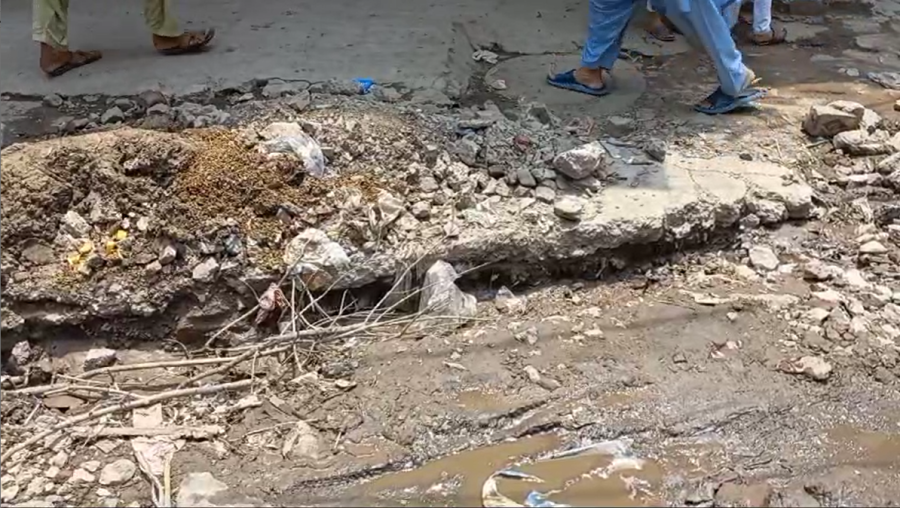 Badami Bagh broken Road, city42 