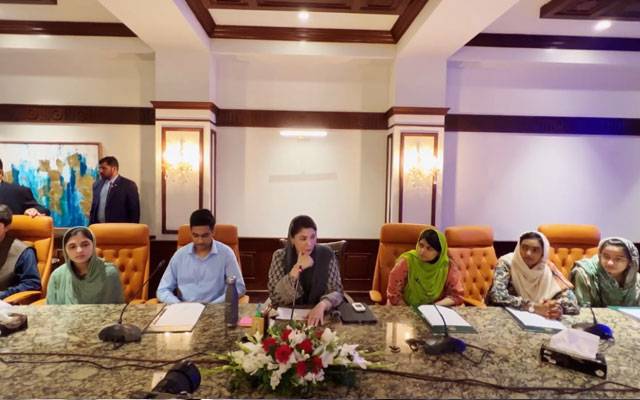 وزیراعلیٰ پنجاب نے پوزیشن ہولڈرز طلبا اور طالبات پر انعامات کی بارش کردی 