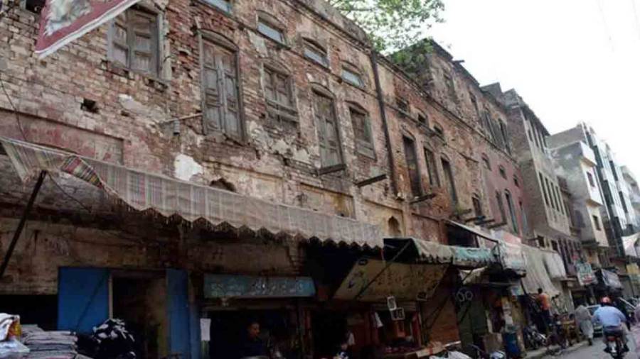 بھاٹی گیٹ کے علاقے میں خستہ حال عمارتیں موجود، گرنے کا خدشہ