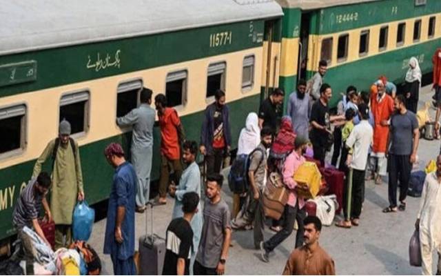 ٹرینوں کا گھنٹوں  تاخیر کا شکار رہنا معمول بن گیا