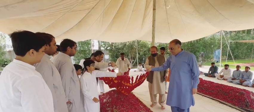  نواز شریف کی  اہلیہ اور والدین کی قبروں پر حاضری، محفل میلاد میں بھی شرکت 