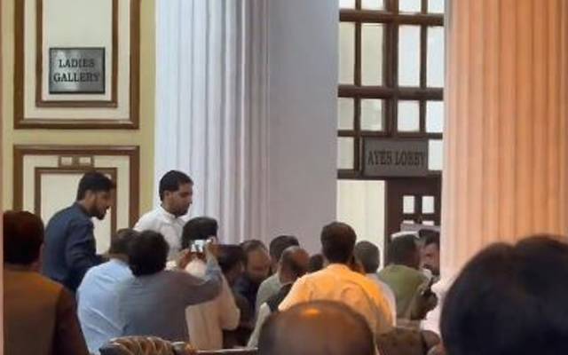 کے پی کے اسمبلی میں ہنگامہ آرائی ، 3 افراد گرفتار