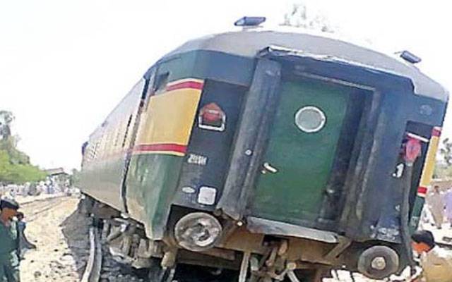سکھر سے کراچی جانے والی ٹرین بڑے حادثے سےبال بال بچ گئی