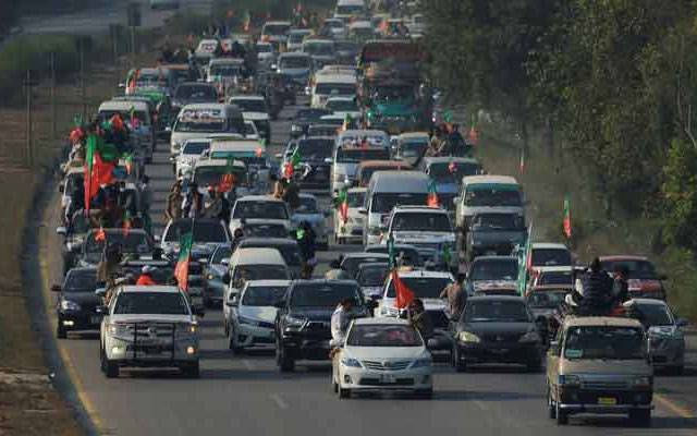 پی ٹی آئی احتجاج: گنڈا پور، عمر ایوب کا ہری پور میں پڑاؤ، بشریٰ بی بی نے قافلے کی کمان سنبھال لی