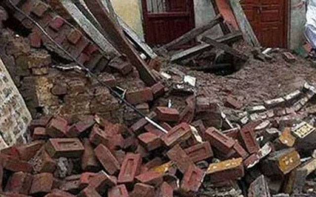 بوسیدہ مکان کی چھت گرنے سے 5 افراد جاں بحق