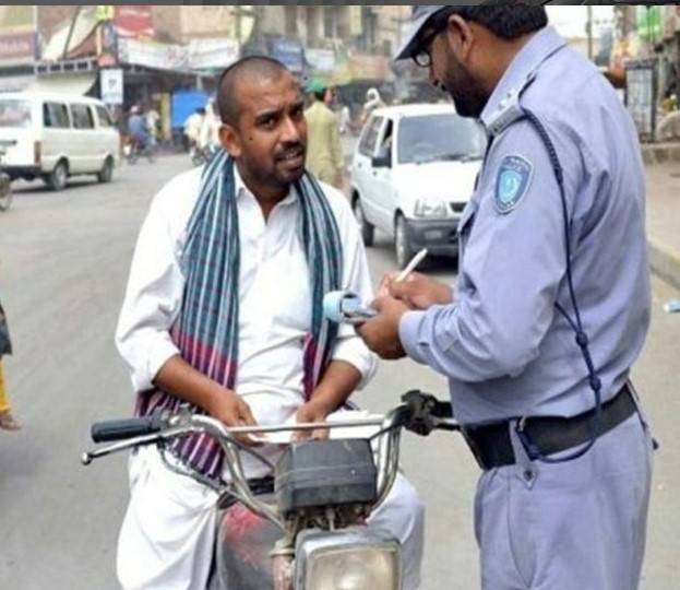 ٹریفک رولز وائلیشن کے عادی کو موٹر سائیکل کی قیمت کےبرابر جرمانے