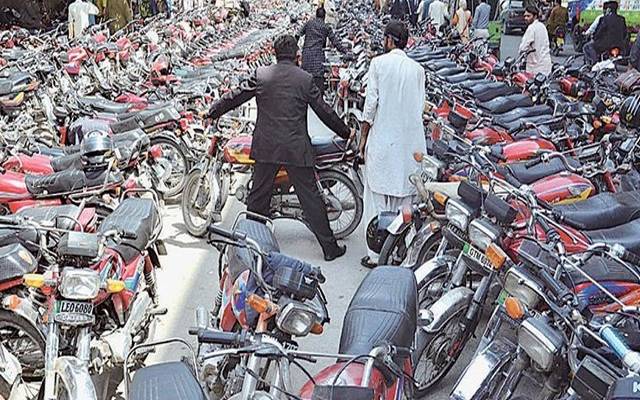 گلبرگ: جعلی پارکنگ پرچی پر 100 سے 150 روپے چارج کا بازار گرم 