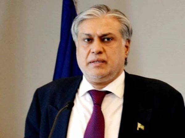 اسحاق ڈار کی داتاؒ دربار آمد،سیکرٹری اوقاف نے استقبال کیا