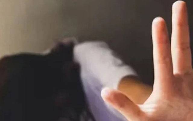ریپ اور ویڈیو بنا کر بلیک ملیل کرنے والا درندہ اب تک آزاد