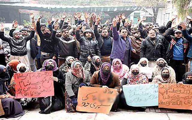4 ماہ سے تنخواہ نہ ملنے پر محکمہ تعلیم میں درجہ چہارم کے ملازمین کااحتجاج