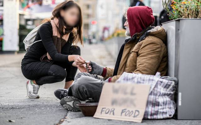 خاتون اپنے شوہر اور 6 بچوں کو چھوڑ کر بھکاری کے ساتھ بھاگ گئی