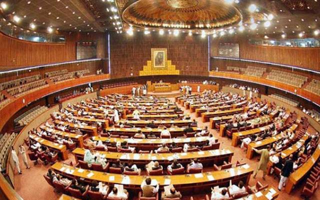 پارلیمنٹ کامشترکہ اجلاس،4 قوانین منظور،پی ٹی آئی کاشدید احتجاج،ایجنڈے کی کاپیاں پھاڑ دیں